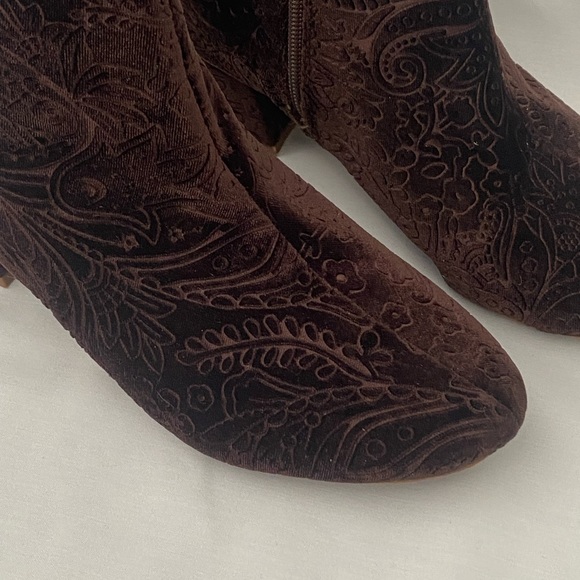 Brown velvet ankle boot Size 9 EUC Funky - Picture 3 of 14
